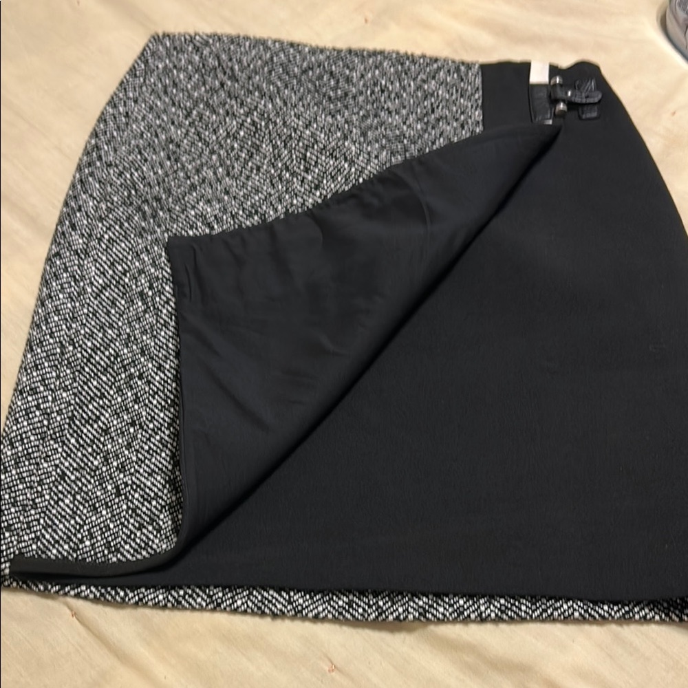 White House Black Market Black and White Pencil Skirt - Picture 5 of 5